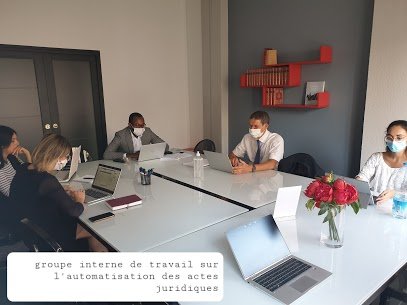 réunion pour robotiser des contrats juridiques td'avocats d'affaires et de juristes dans une salle de réunion et avec leurs ordinateurs